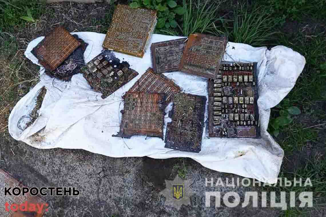 На Житомирщині чоловіки-мародери викрали зі збитого українського літака бойовий комплект та зброю пілота (ФОТО)