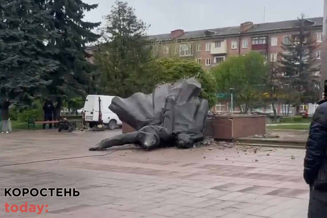 Коростенці демонтували пам'ятник "комсомольцям" (ВІДЕО)