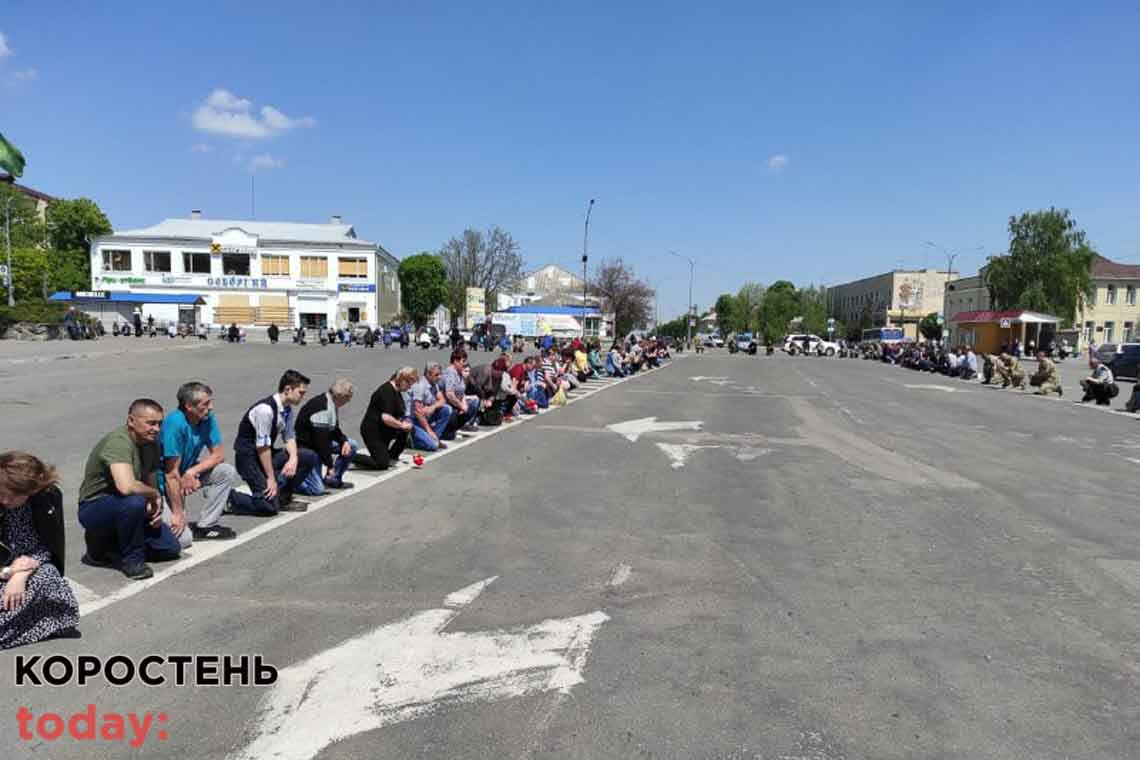 У Малині люди на колінах зустрічали загиблого військового Анатолія Осадчука