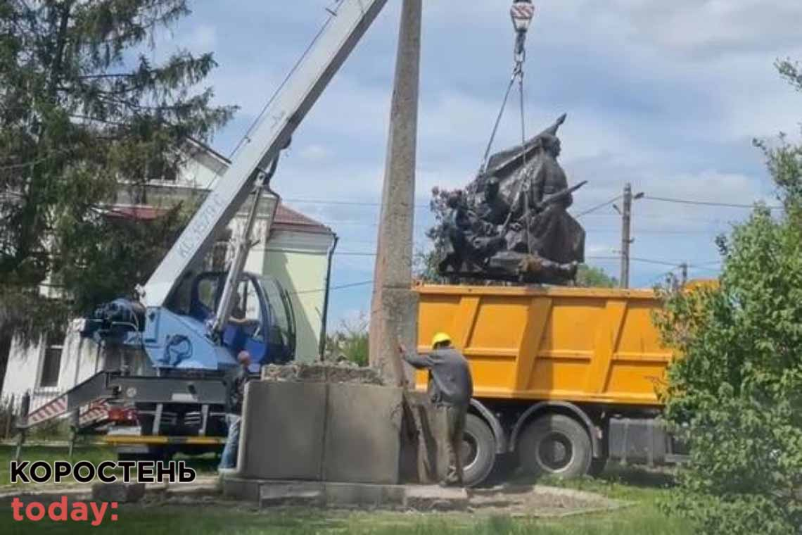 В Коростені демонтували пам'ятники Щорсу та Островському (ФОТО)