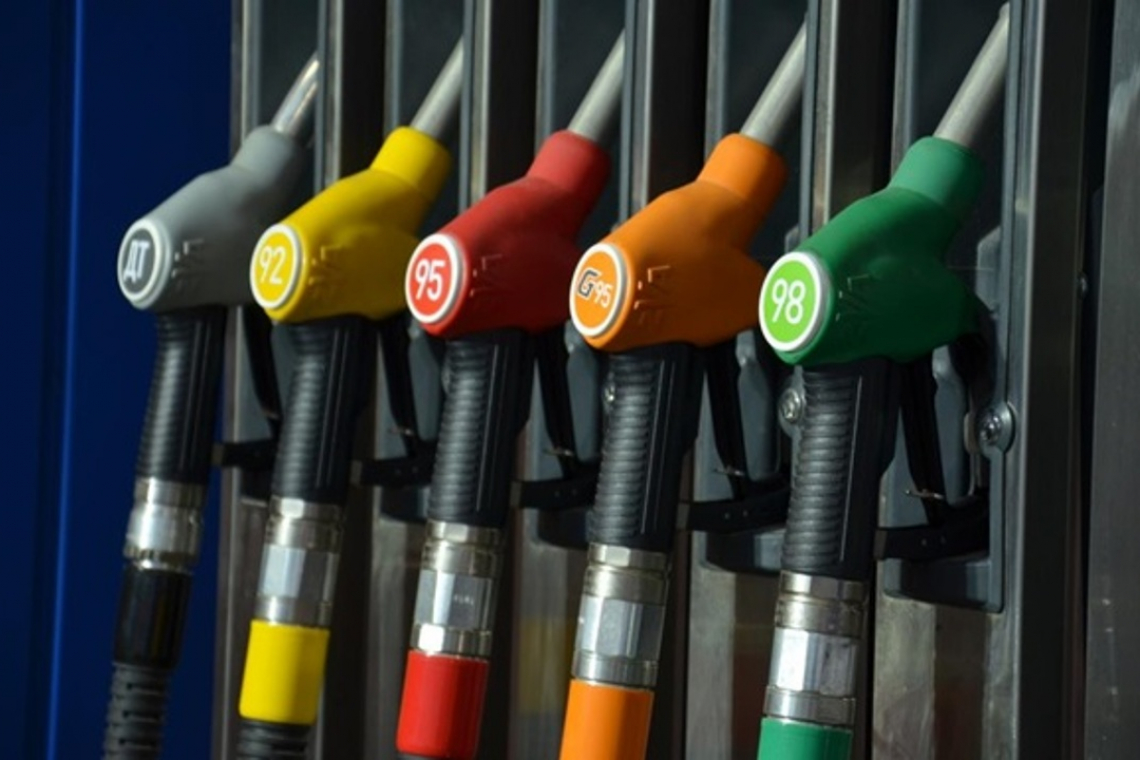 В Україні після скасування державного регулювання на АЗС бензин становить 52 грн, а дизпаливо - майже 60 грн