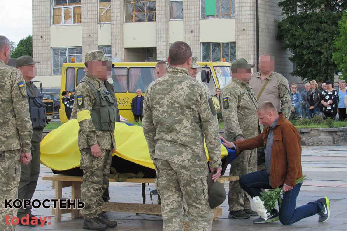 У Малині духовенство, містяни та військові на колінах прощались із загиблим земляком Миколою Олексієнком