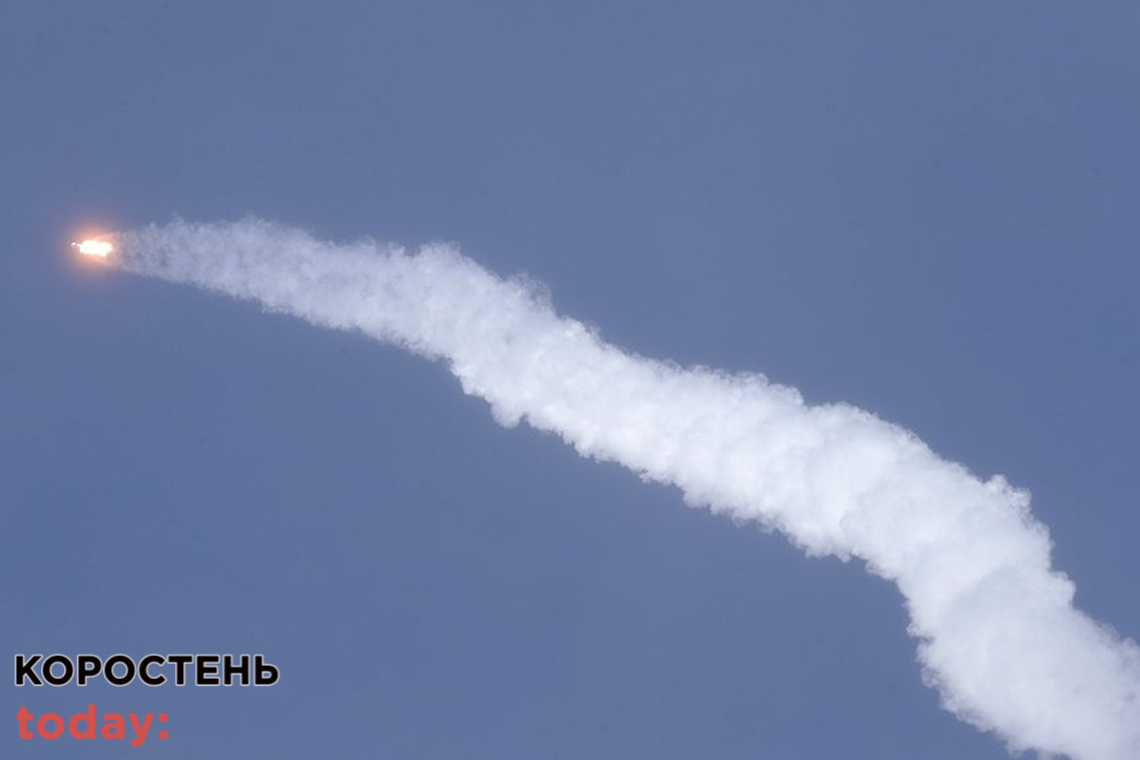 Уночі російська ракета пошкодила багатоповерхову будівлю в місті Житомирської області