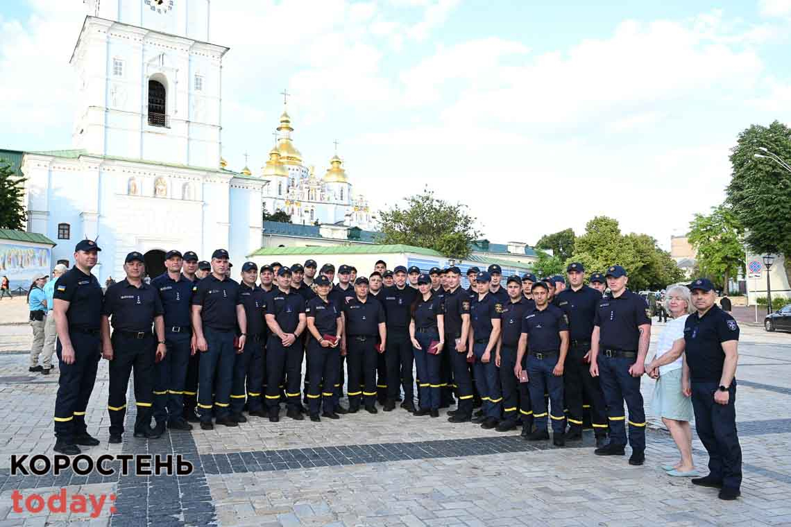 Рятувальникам з Житомирської області, які ліквідовували наслідки російських обстрілів, у Києві вручили ордени