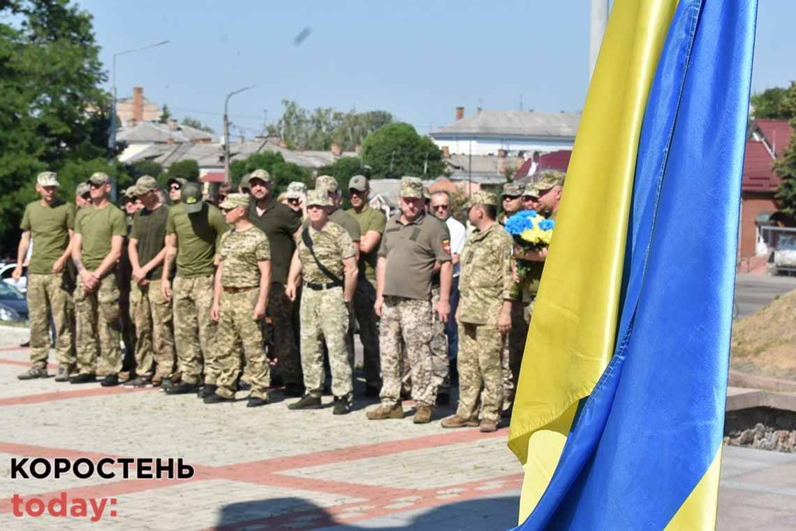 У День Конституції в Коростені виконали гімн, вшанували полеглих захисників та поклали квіти до пам'ятника Шевченку (ФОТО)