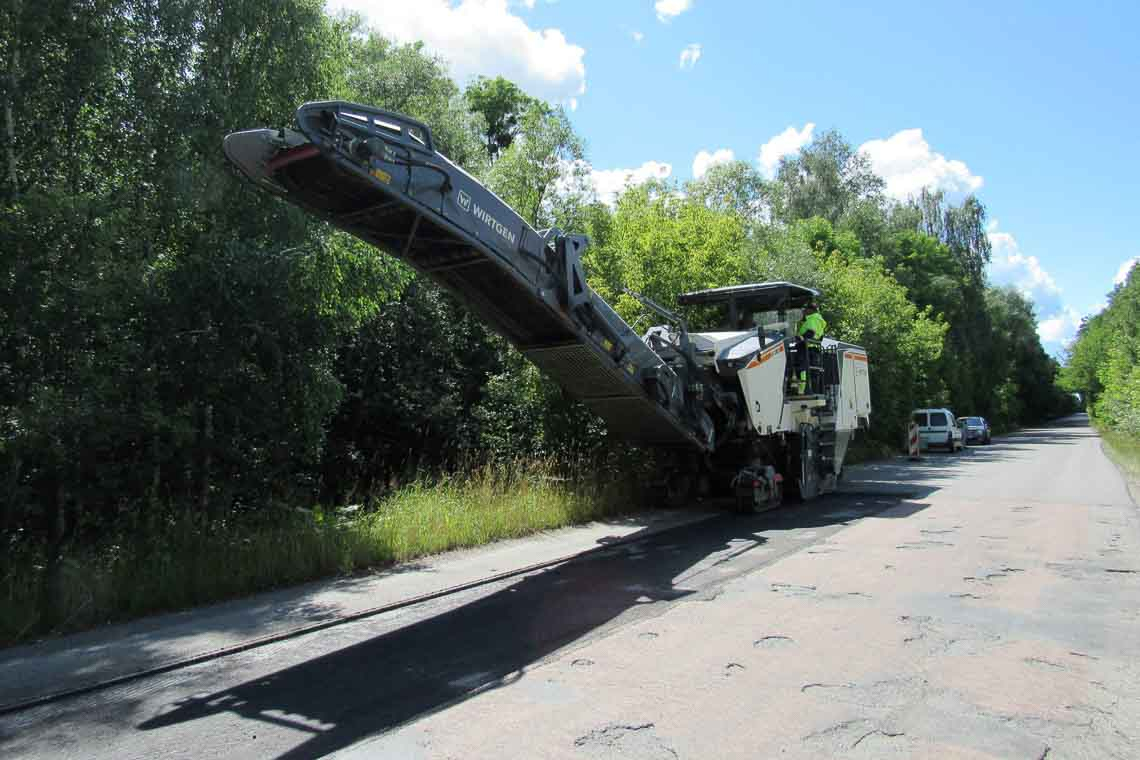На ділянці дороги між Малином та селом Українка ремонтують асфальтне покриття (ФОТО)