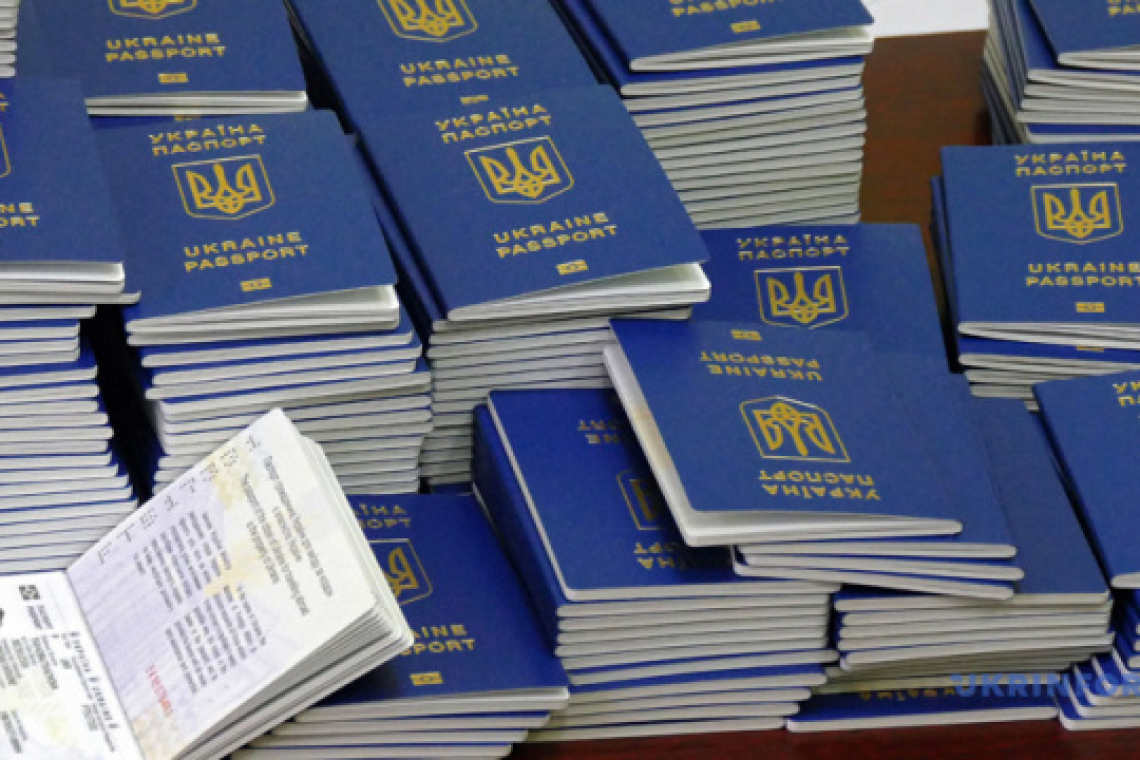 У Житомирській ОВА хочуть вирішити проблему черг у відділах міграційної служби: у планах - видавати паспорти в ЦНАПах