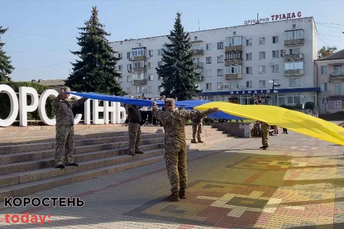 У центрі Коростеня розгорнули великий український стяг (ВІДЕО)