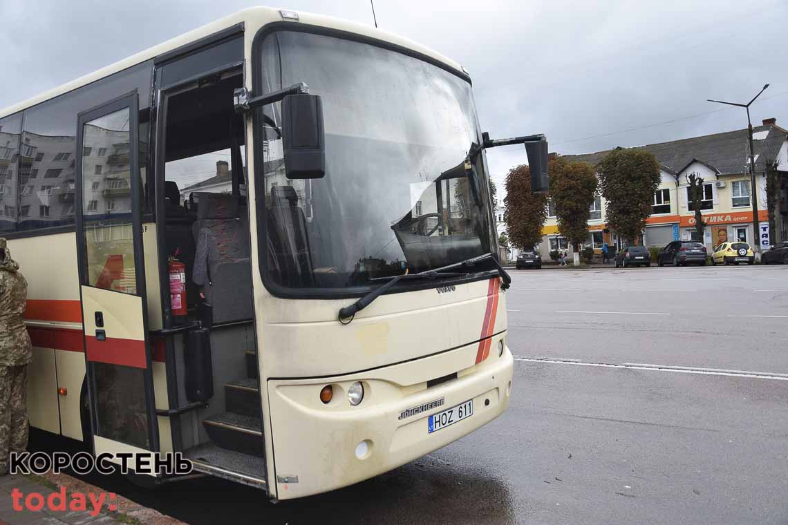 У Коростені від литовського міста-побратима Укмерге для ЗСУ передали мікроавтобус
