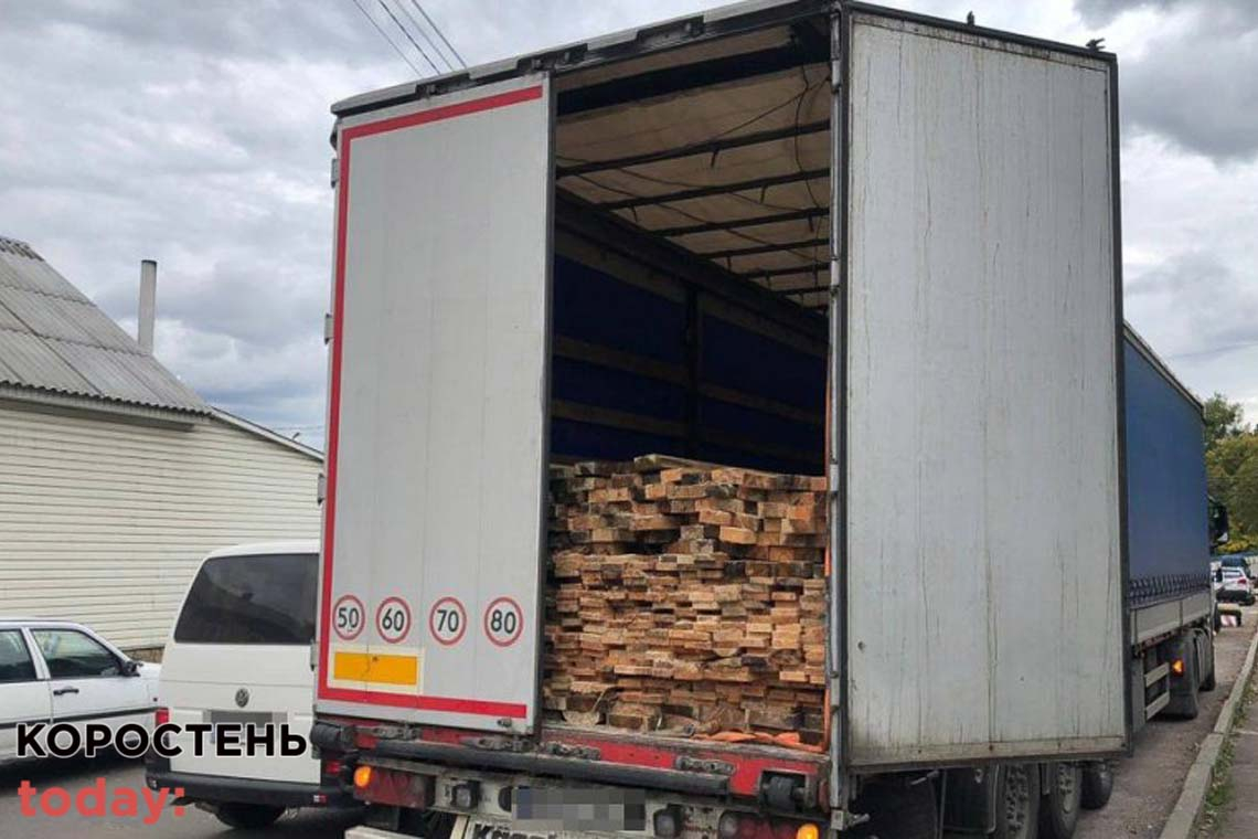 На території Олевської громади поліцейські зупинили MAN з деревиною, на яку у водія не було документів