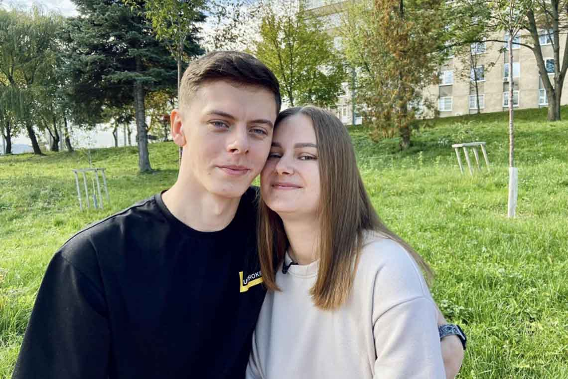 Підірвався на міні у річницю знайомства з коханою: для 22-річного воїна з Житомирщини збирають кошти на протез руки