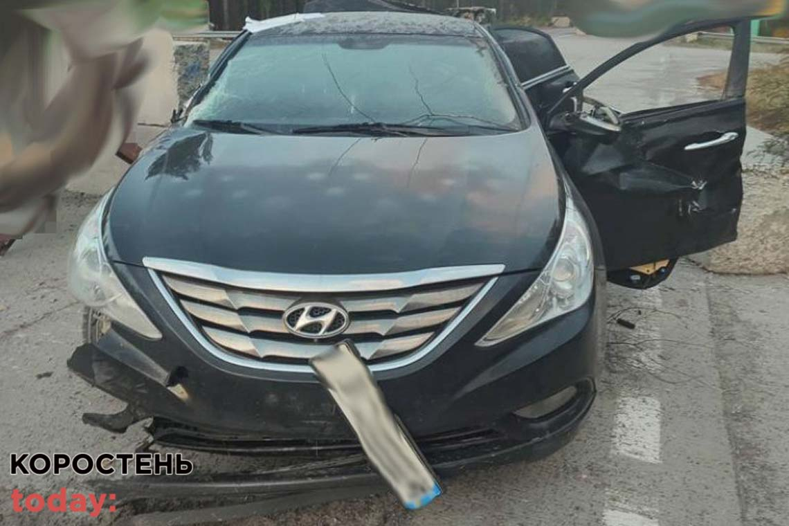 На трасі в Коростенському районі водій Hyundai врізався у бетонну огорожу: пасажир у лікарні