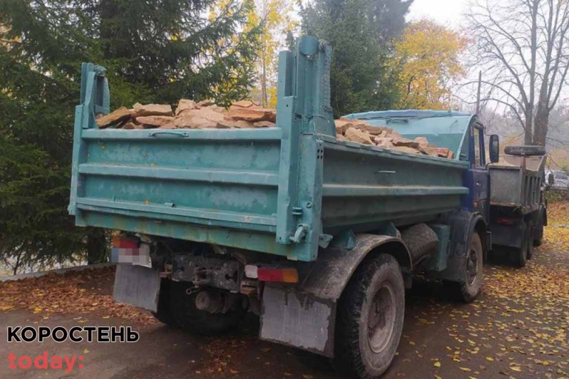 В Олевську поліцейські зупинили МАЗ: водій перевозив камінь-пісковик без належних документів