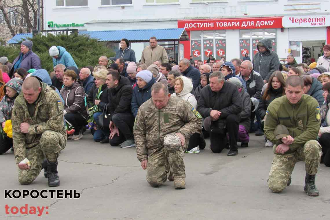Сотні малинчан на колінах прощались із двома захисниками України