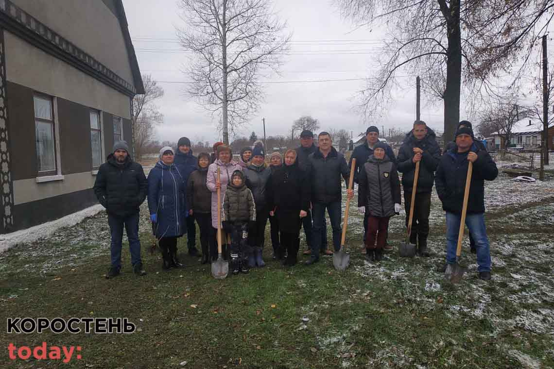 У селі на Малинщині на честь загиблих захисників України висадили алею калини та дубів 📷ФОТО