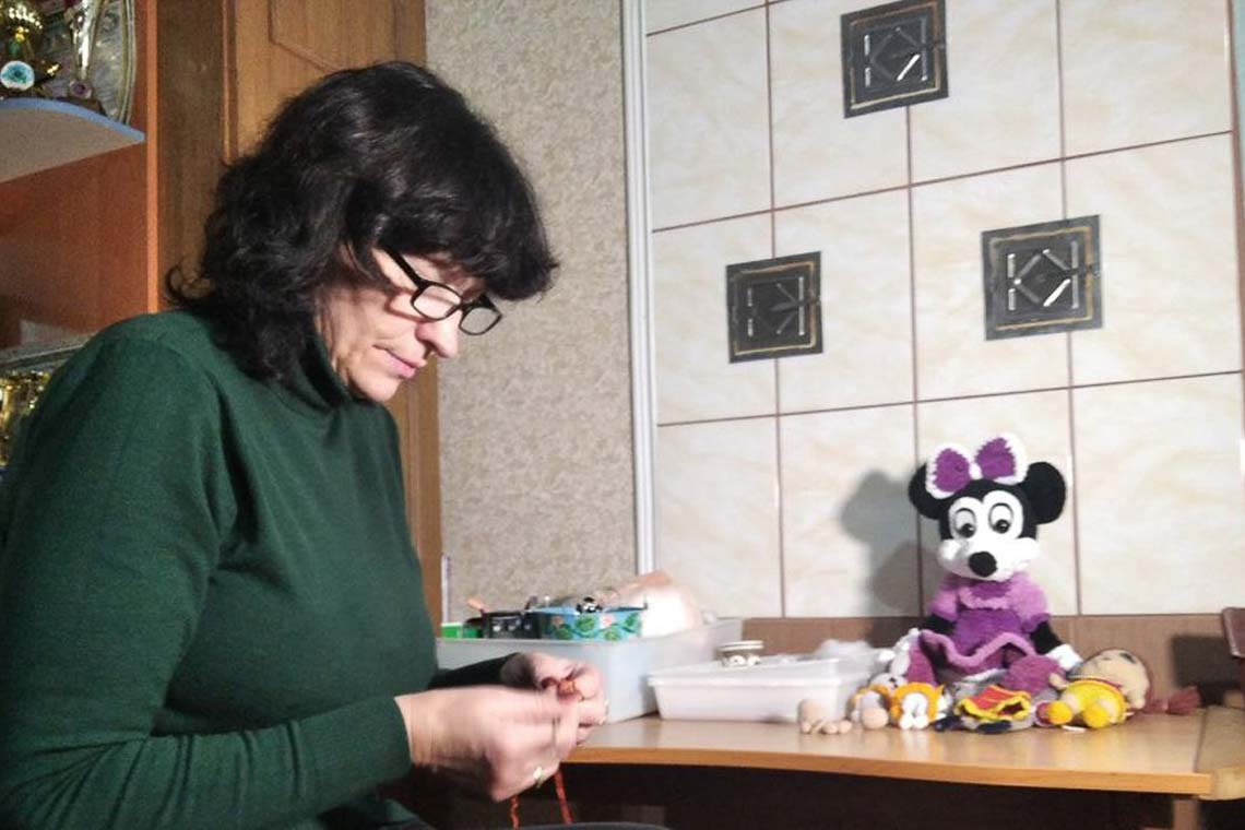 Волонтерка з Народичів плете та продає іграшки: кошти передає на ЗСУ ▶️ВІДЕО
