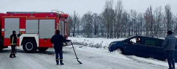 На Коростенщині рятувальники відбуксирували легковий та 6 вантажних автомобілів