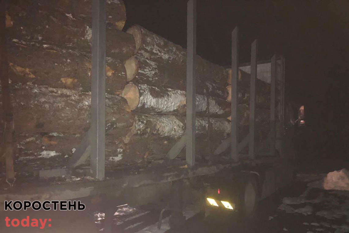 В Олевську зупинили дві вантажівки із сосновими колодами без документів: поліцейські вилучили автівки та деревину