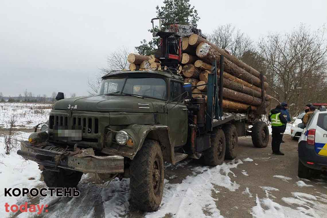 Біля одного з сіл Олевської громади поліцейські зупинили ЗІЛ з деревиною: документів на вантаж водій не мав