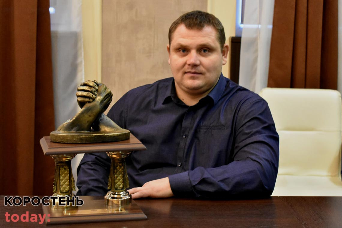 Мер Коростеня вручив подяку 3-разовому чемпіону світу з пара-армрестлінгу Олександру Палєхі