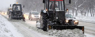 Уночі дороги Житомирської області від снігу розчищали майже 30 спецмашин