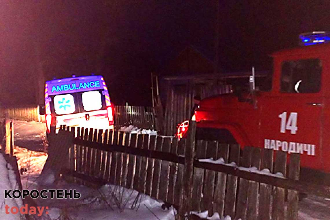На автодорозі в селі Народицької громади рятувальники з ями витягували "швидку" з хворим