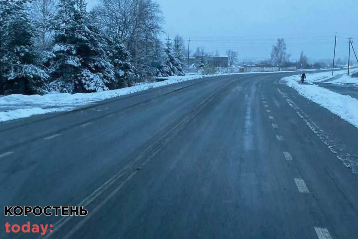 На дорогах Житомирської області вночі працювали 22 спецмашини, але водіїв попереджають про ймовірну ожеледицю