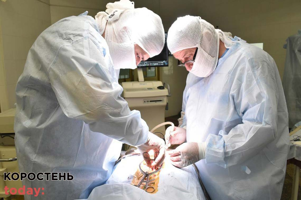 Близько 50 хірургів об'єднались, щоб прибирати з тіл українців шрами війни: оперували й жінку, яка отримала поранення на блокпосту біля Коростеня