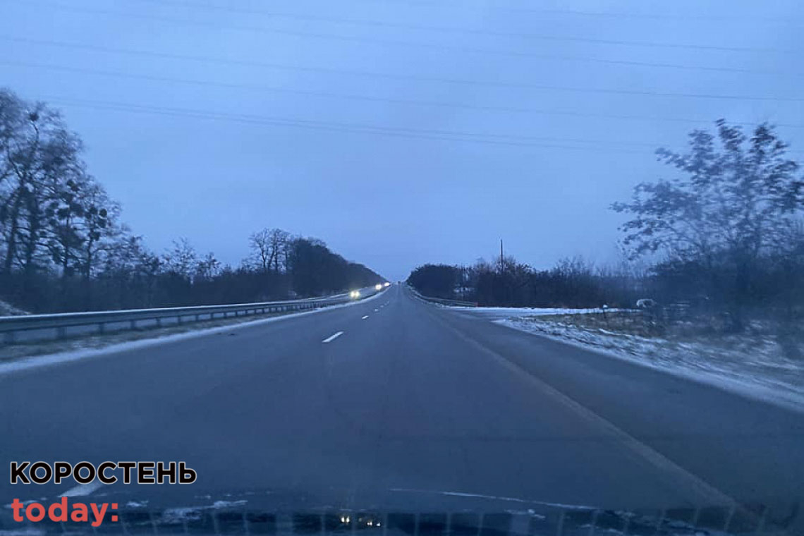 Дороги у Житомирській області притрусило снігом - на автошляхи виїхало 30 одиниць техніки