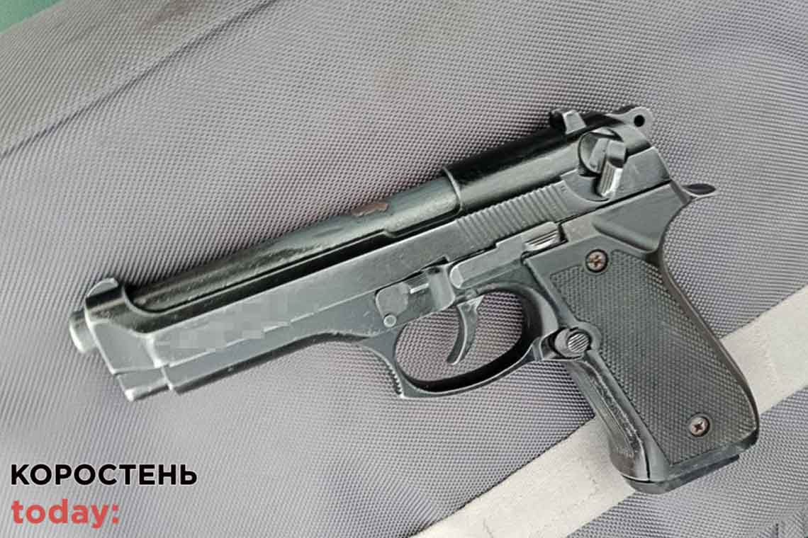 В Овручі затримали чоловіка, який намагався за 3 тис. грн продати перероблений пістолет