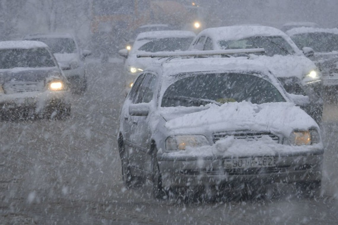 У Житомирській області дорожники працюють в посиленому режимі: покриття мокре, місцями снігова каша