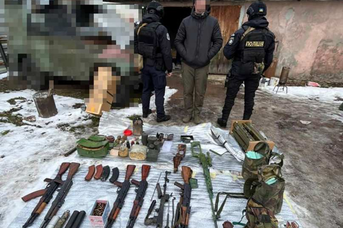 У жителя одного з сіл Овруцької громади поліцейські знайшли гранатомети, автомати, гранати, міни та набої