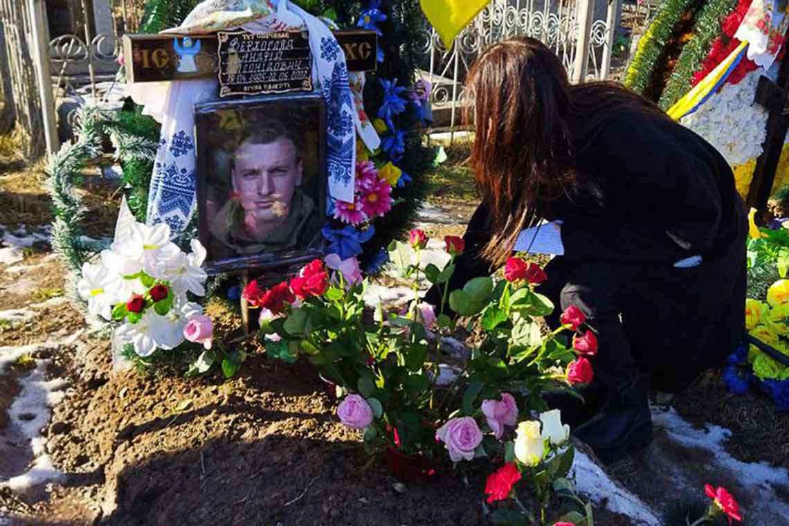 Співачка Надя Дорофєєва привезла на могилу загиблого воїна з Житомирської області погони підполковника