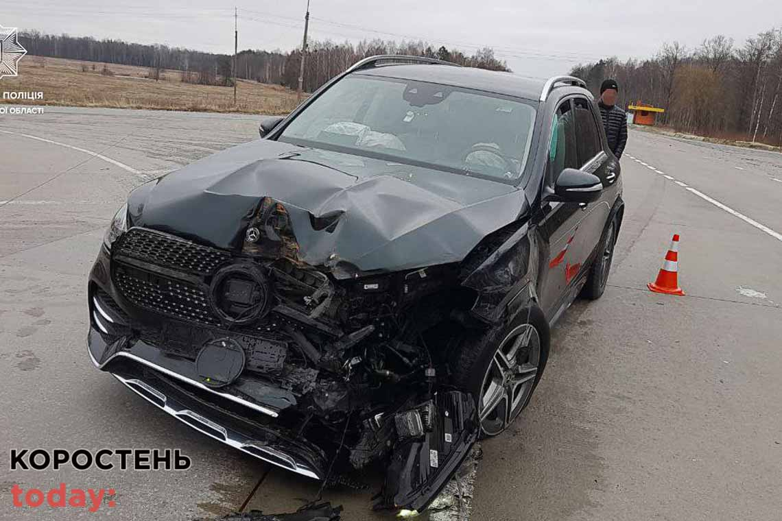 На автодорозі Олевської громади Mercedes зіштовхнувся з Volkswagen: на 81-річного водія іномарки патрульні склали протокол