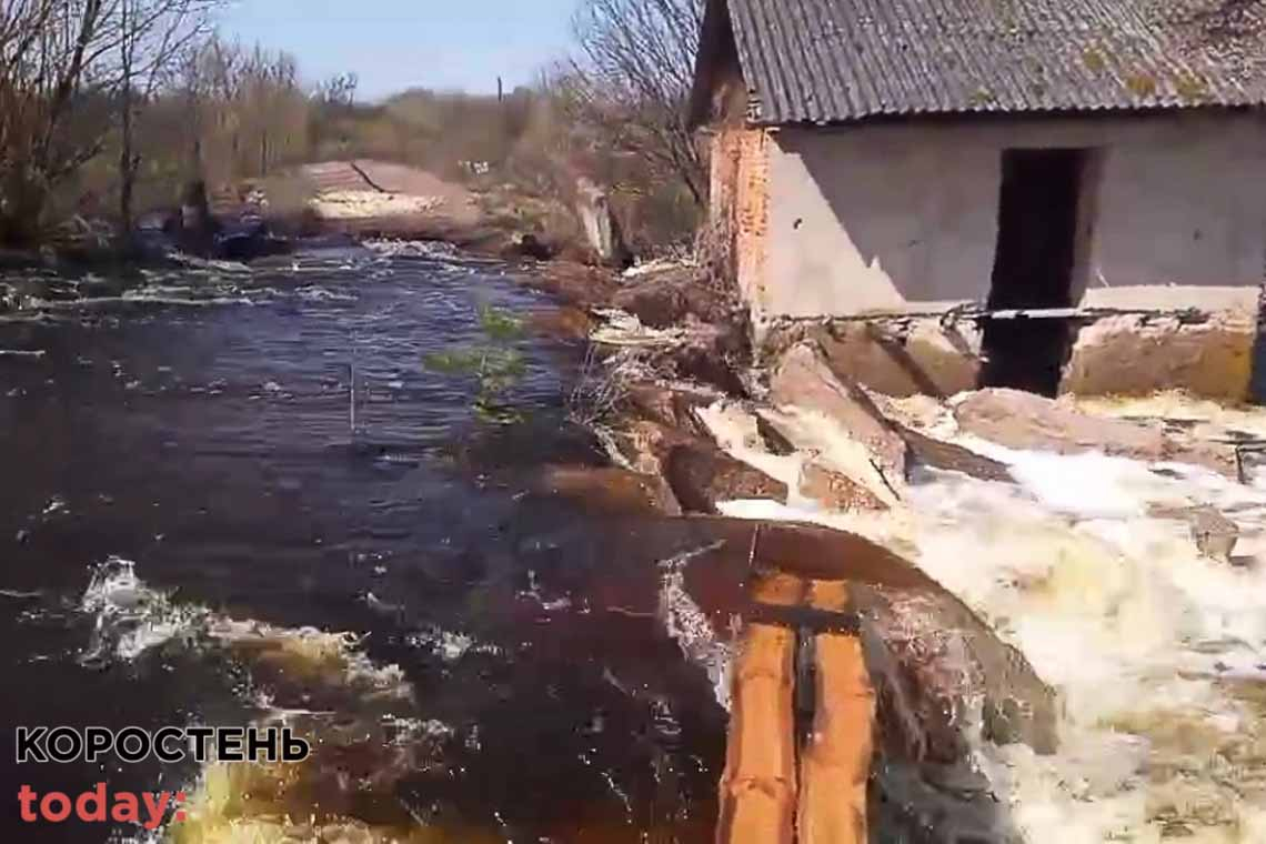 У селі неподалік Коростеня розмило міст через річку (ВІДЕО)