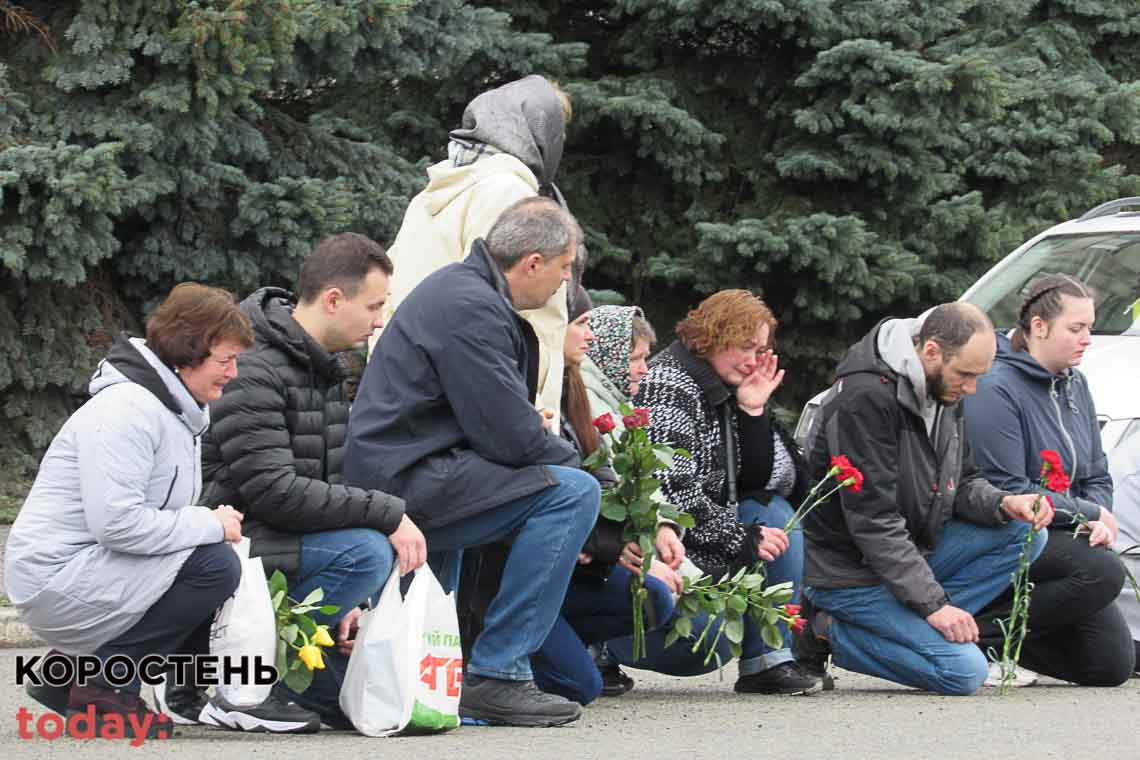 Малинщина на колінах прощалась із захисником України Андрієм Костюченком