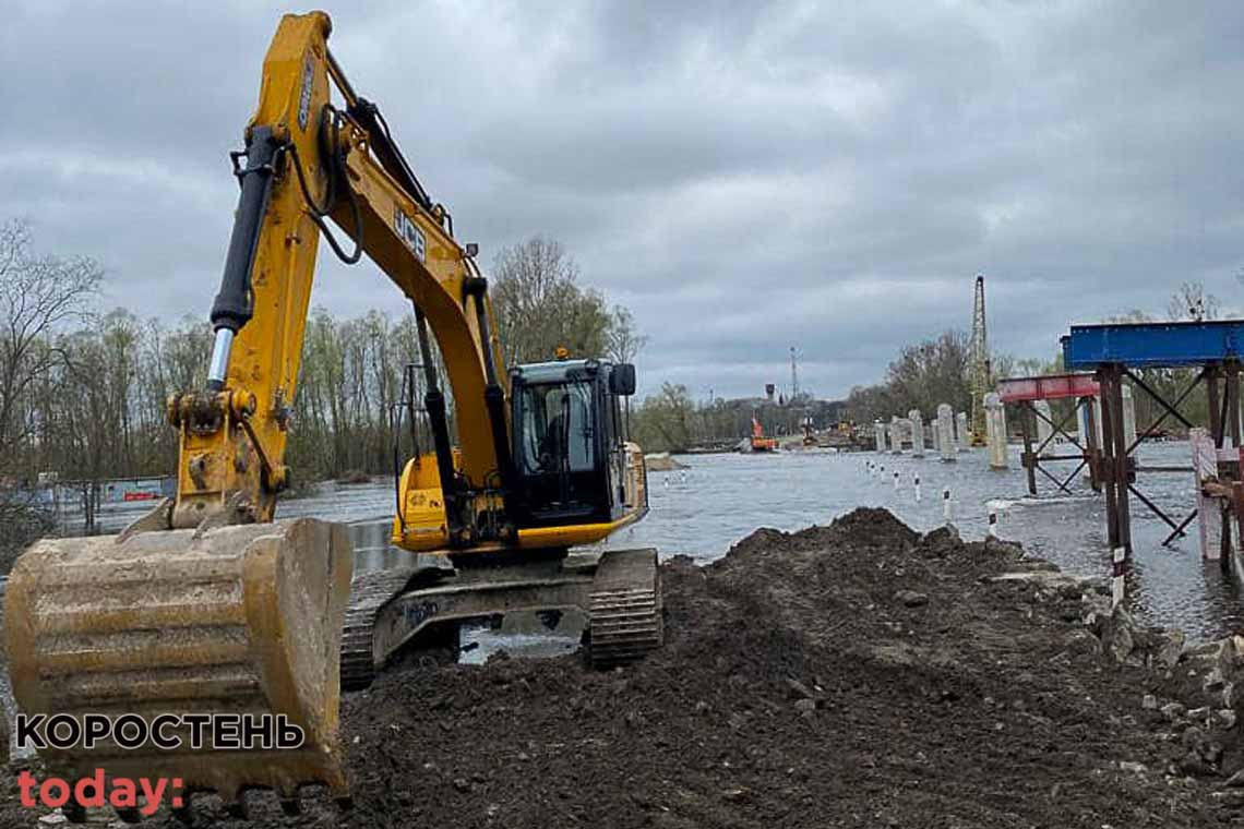 На затопленому переїзді траси Київ — Овруч будують тимчасову переправу (ФОТО)