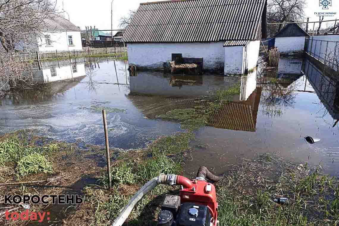 У селі Олевської громади рятувальники шість годин відкачували воду з підвального приміщення ліцею