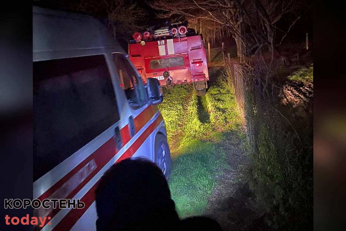 У селі Коростенського району рятувальники відбуксирували "швидку", водій якої хотів розвернути авто та застряг у багнюці