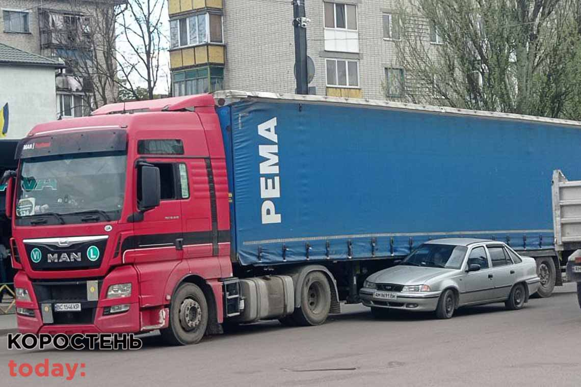 У Коростені Daewoo "пригорнувся" до вантажівки (ФОТО)