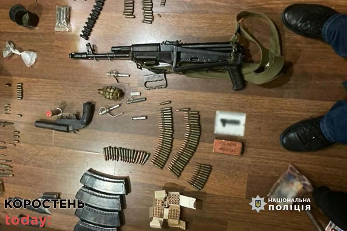 Тримав вдома автомат з набоями та погрожував родині гранатою: поліцейські вилучили у жителя Коростеня зброю