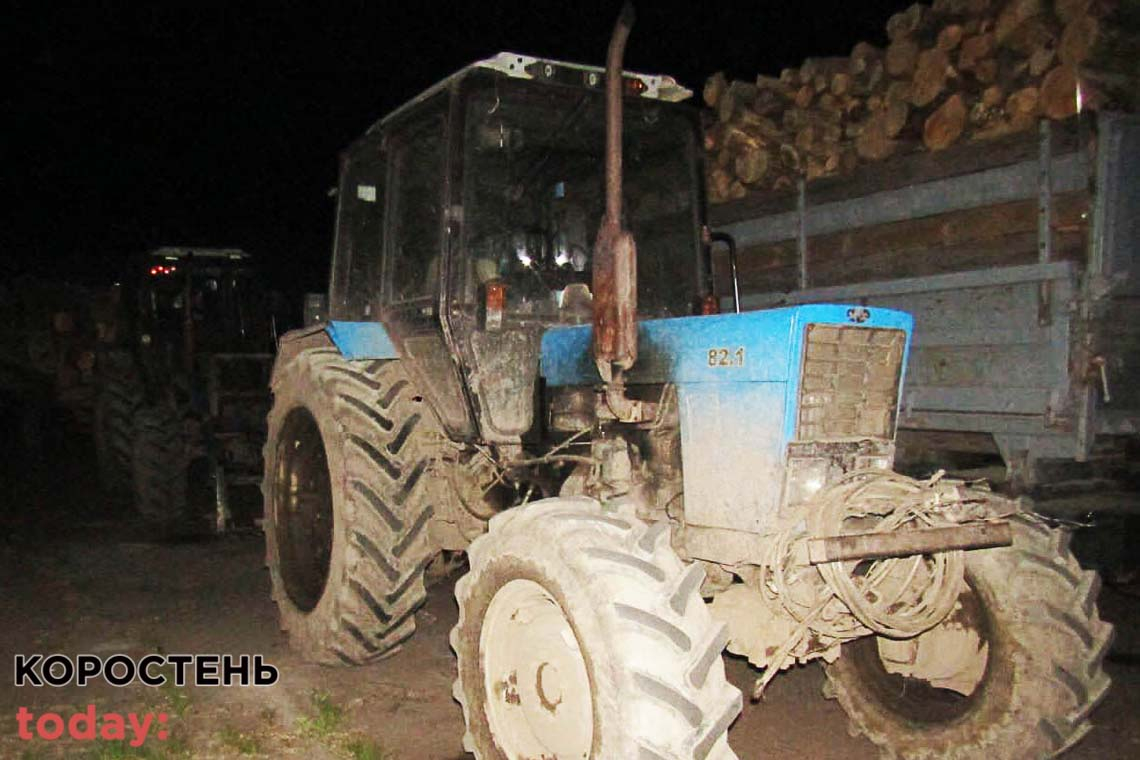 На Олевщині поліцейські виявили два трактори "Білорусь" з деревиною: документів на "товар" водії не мали
