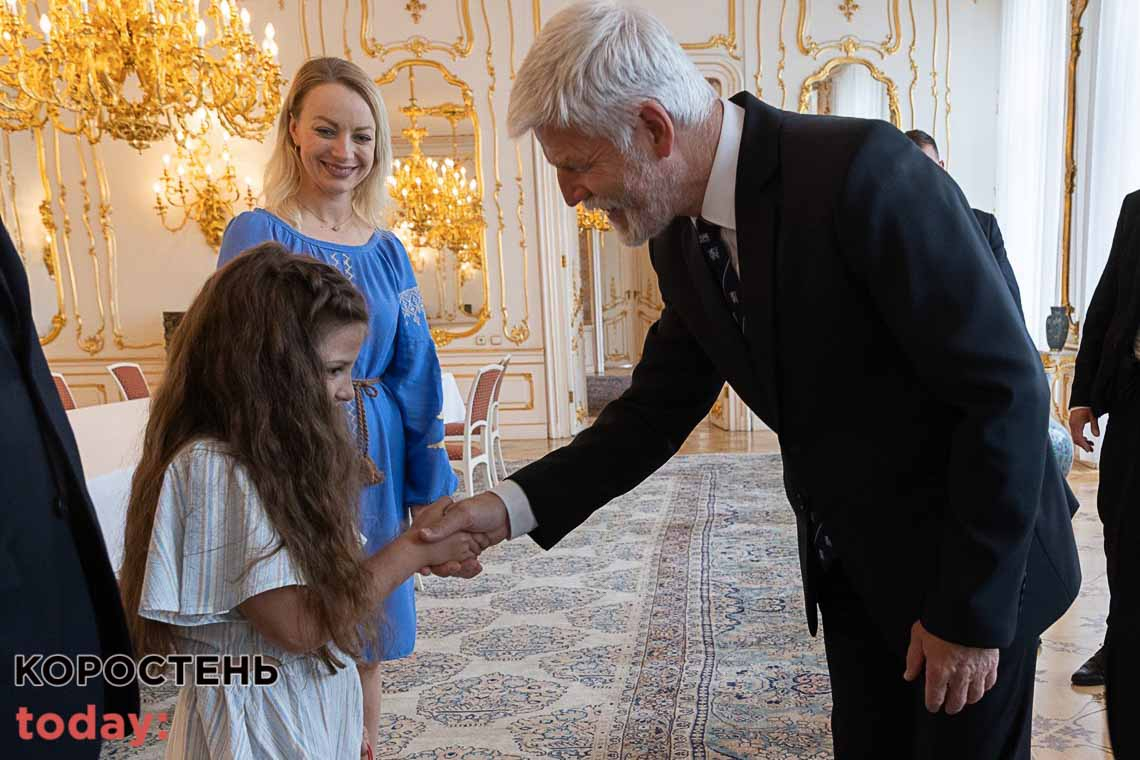 Президент Чехії зустрівся з коростенкою, яку цькували діти в школі