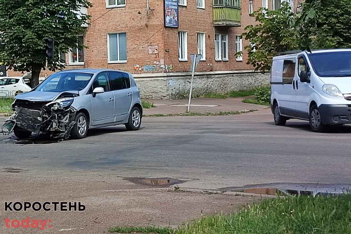 На Грушевського в Коростені - ДТП за участі двох автівок (ВІДЕО)