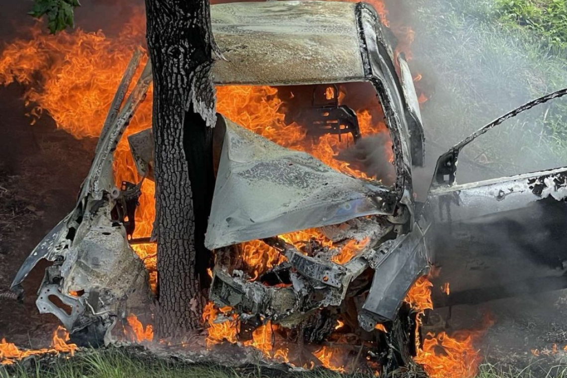 На Овруччині автівка злетіла з траси, врізалася в дерево та загорілась: водія врятували