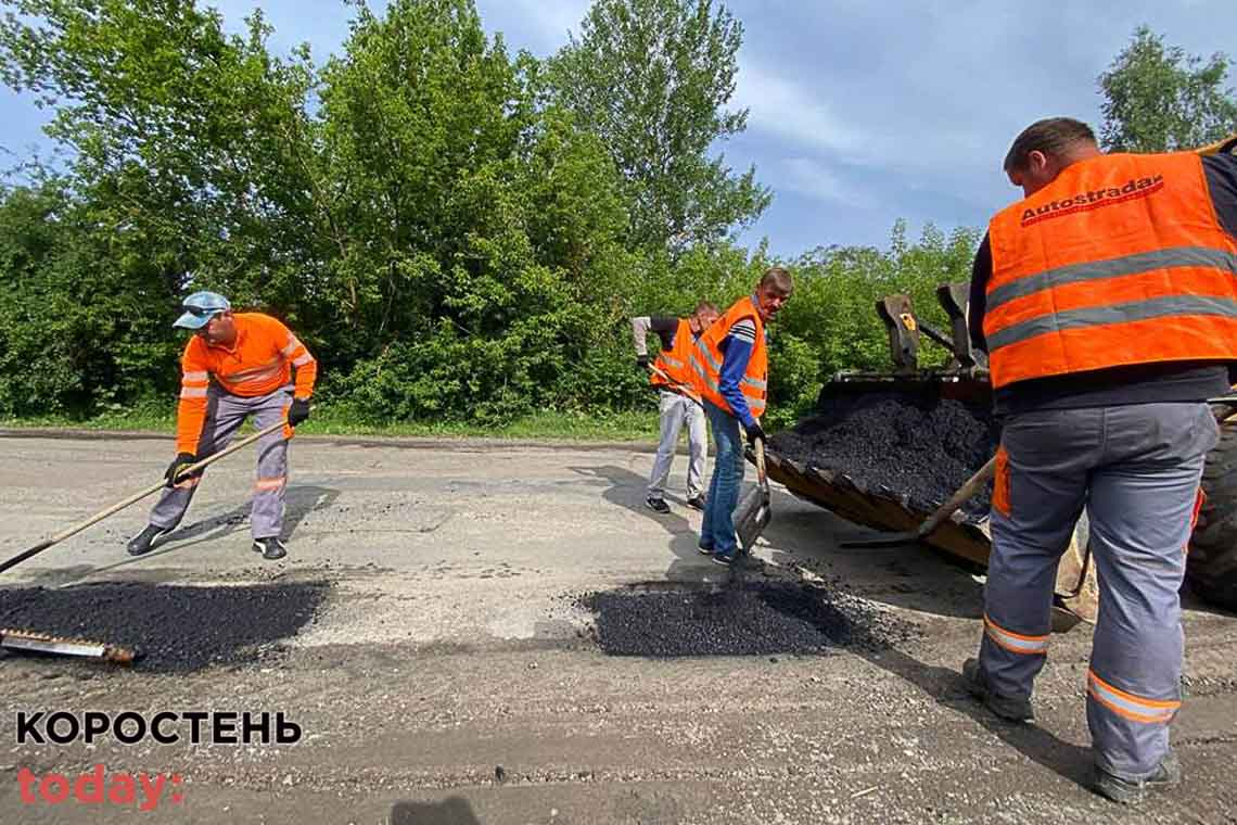 У Житомирській області дорожники латають ями та оновлюють маркування