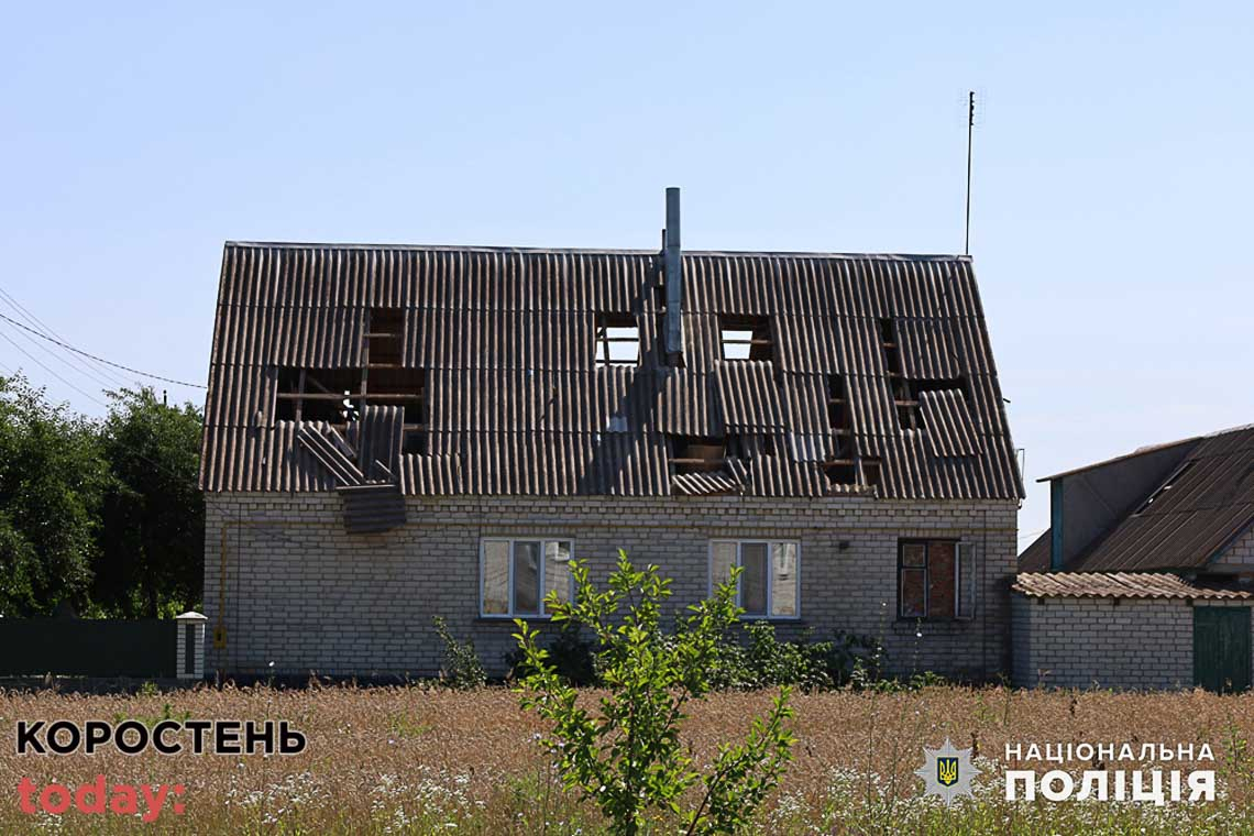 Побиті вікна та дахи - поліцейські документують наслідки ворожого удару в Житомирській області