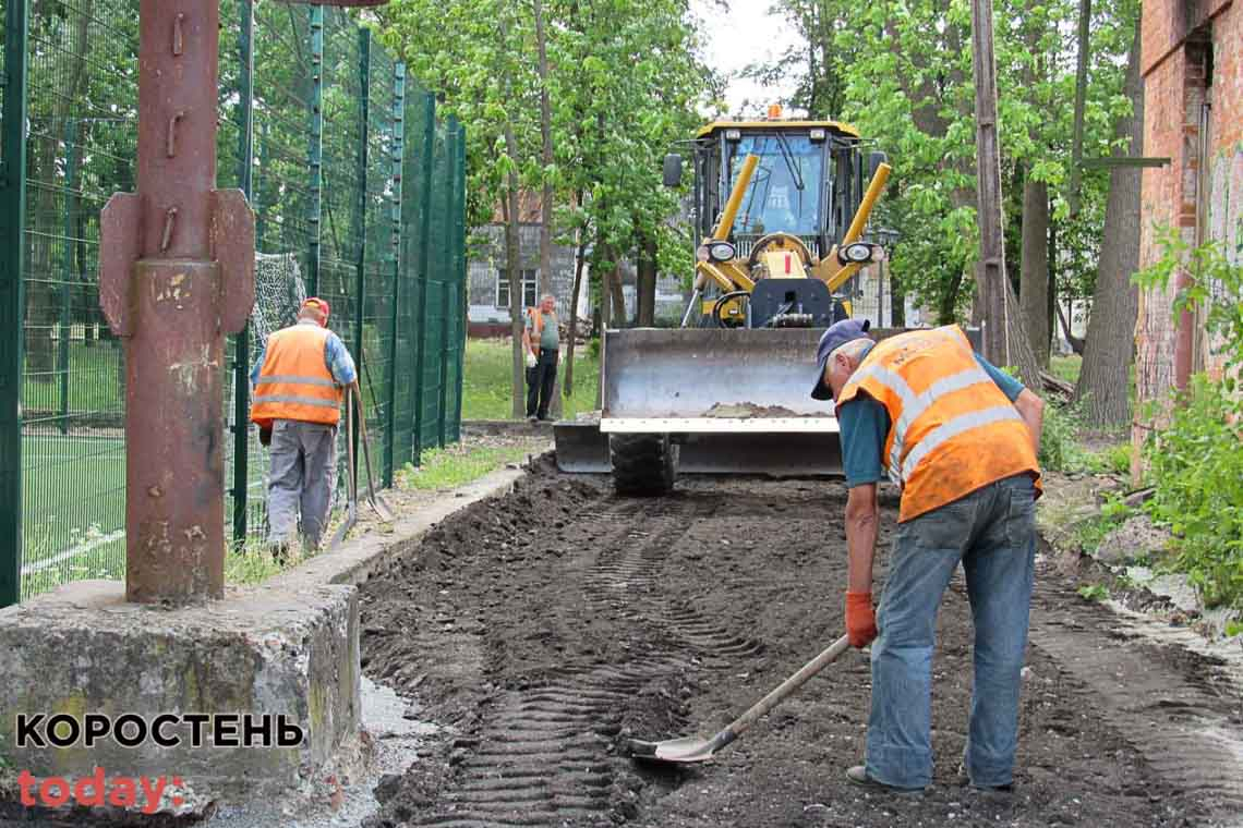 Як комунальники у Малині ремонтують дорогу, зрізають дерева та оновлюють мережі водопостачання (ФОТО)