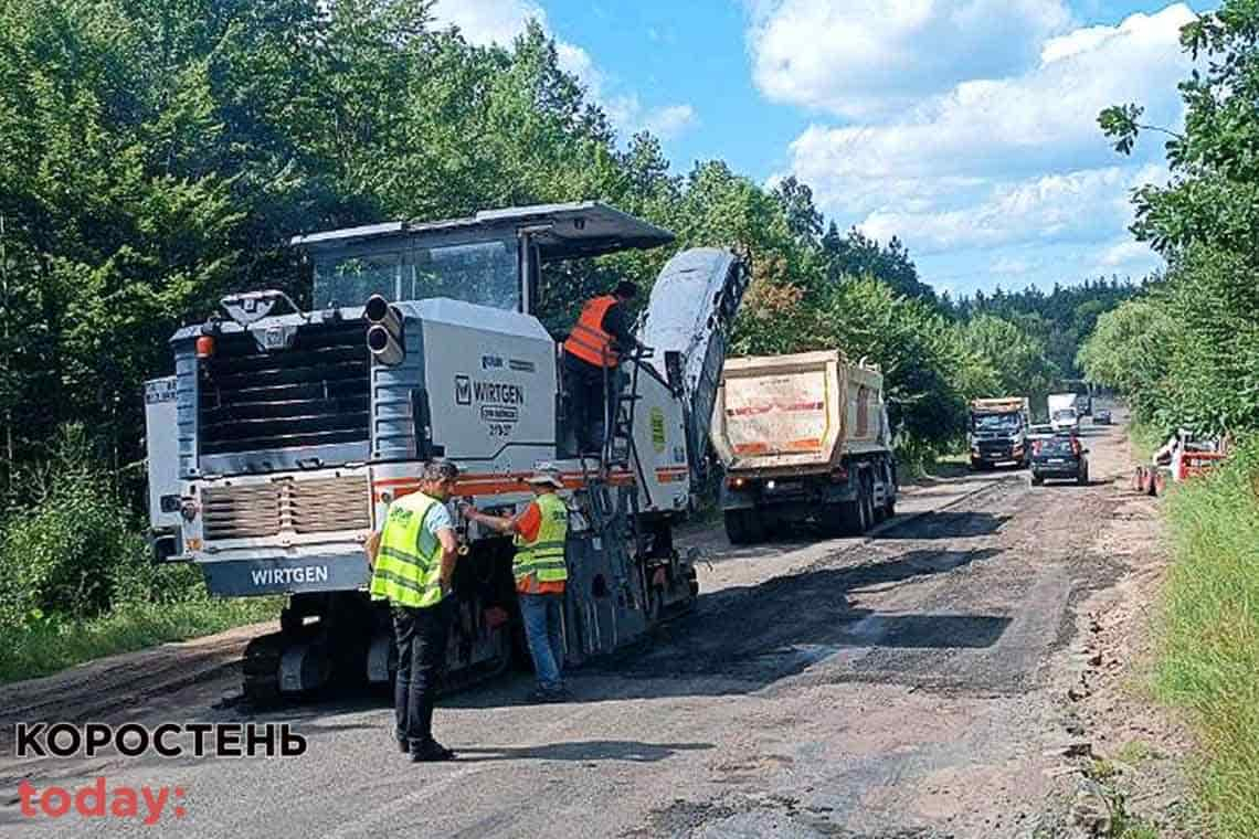 На автотрасі Малин-Кочерів дорожники ліквідовують вибоїни