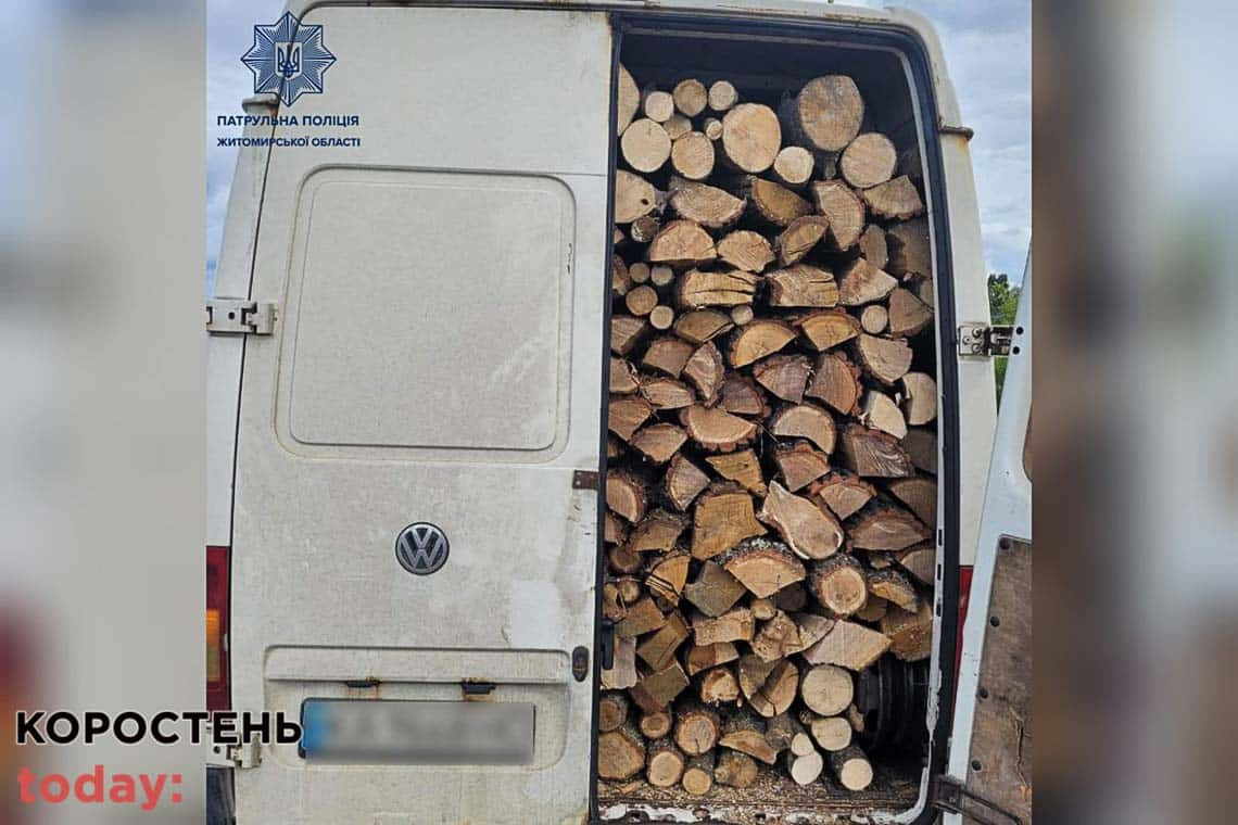 На трасі в Коростенському районі патрульні зупинили дві автівки, водії яких порушили правила перевезення деревини